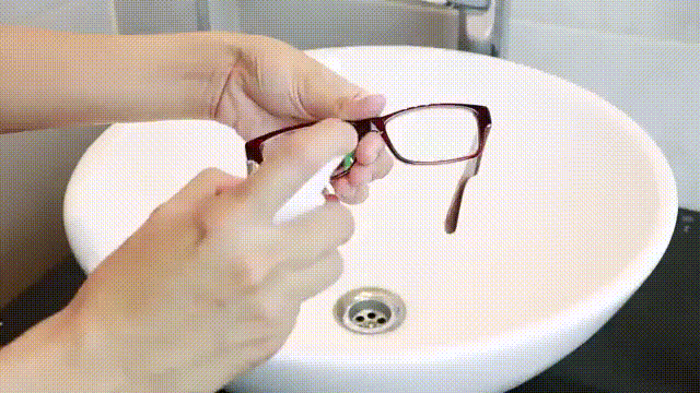Bước 1: Xịt nước rửa kính vào mắt kính