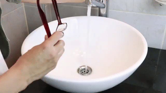 Bước 2: Rửa sạch kính bằng nước ấm