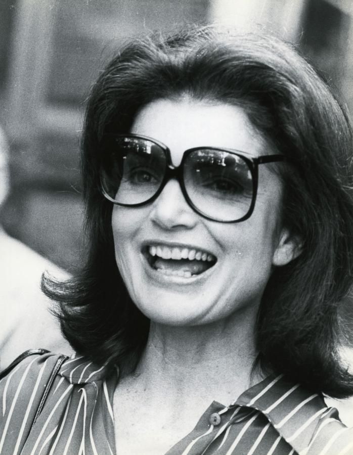 Jacqueline Kennedy đeo kính mắt to bản vuông - thời lụi tàn của kính mắt mèo