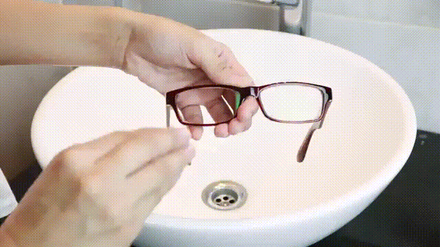Làm sạch mắt kính bằng khăn ướt chuyên dụng