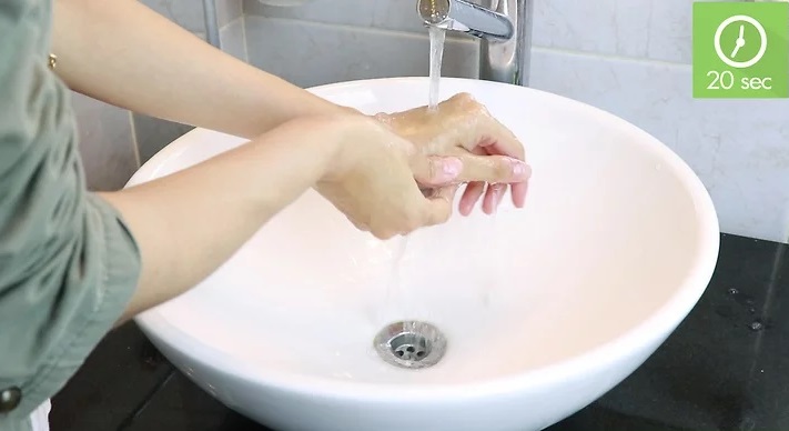 Bước 1: Rửa tay trước khi lau kính