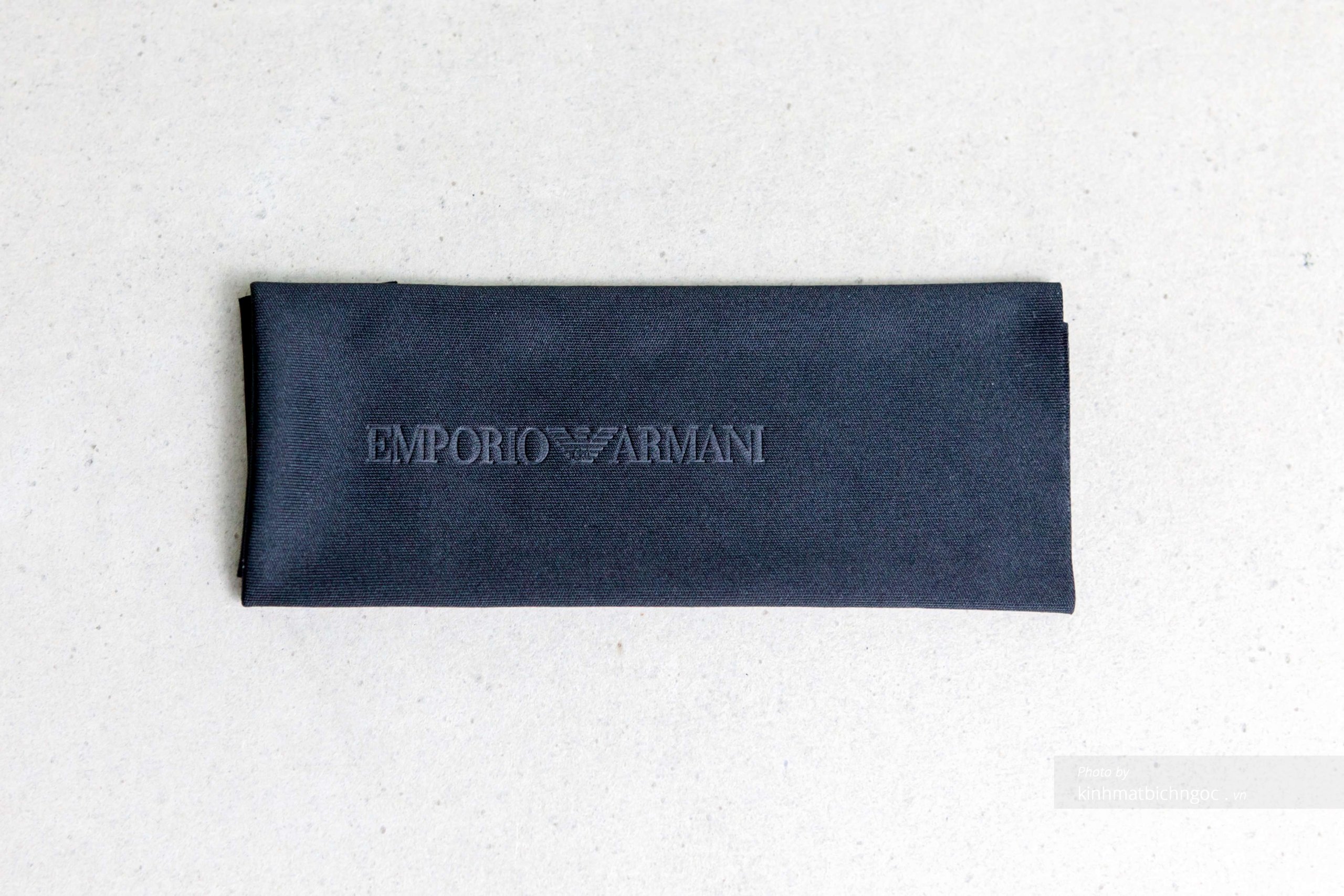 Phân biệt kính Emporio Armani chính hãng qua khăn lau kính