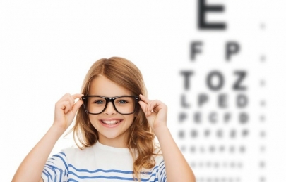 Đeo kính sai độ nguy hiểm thế nào? Không cận đeo kính có sao không?