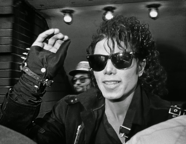 Michael Jackson đeo kính Rayban Wayfarer trong chuyến lưu diễn