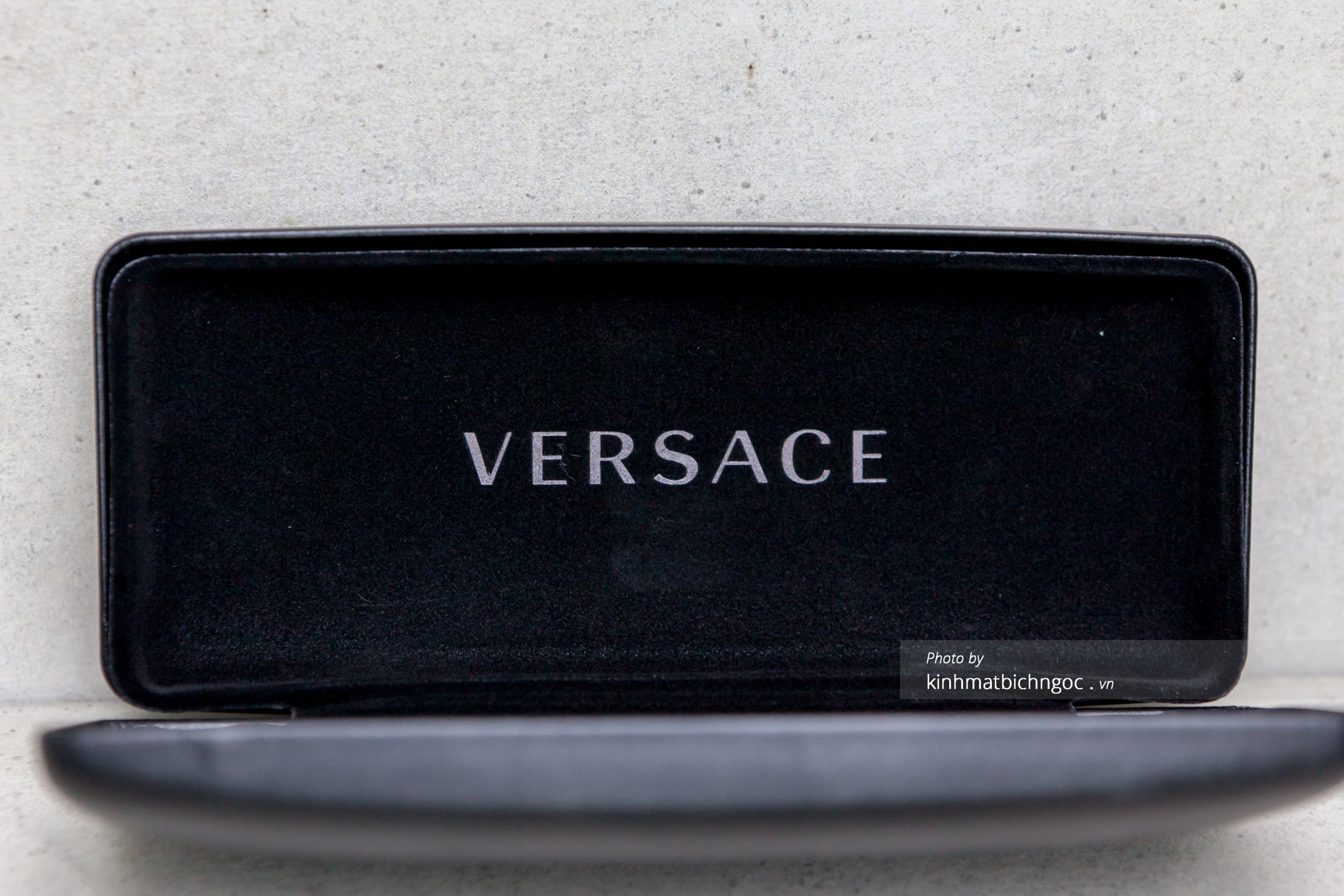 Bên trong hộp đựng kính Versace authenic