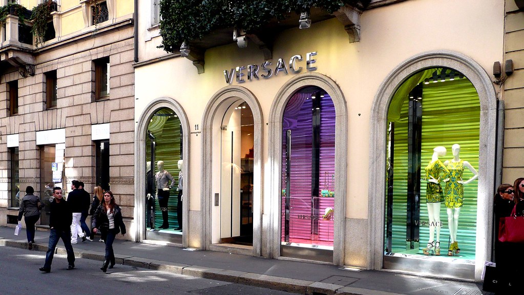 Cửa hàng đầu tiên của Versace tại Milan nước Ý