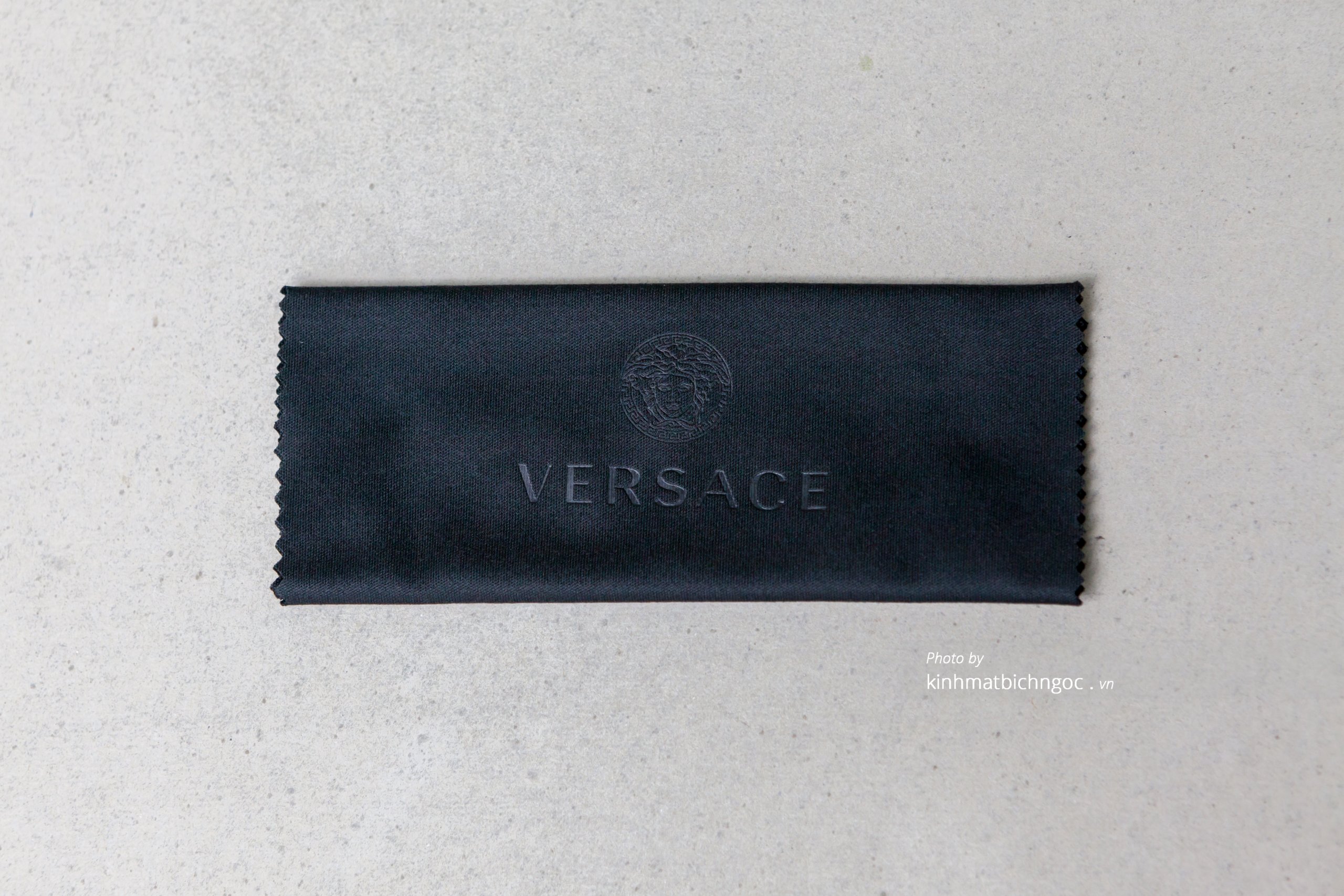 Khăn lau kính Versace chính hãng
