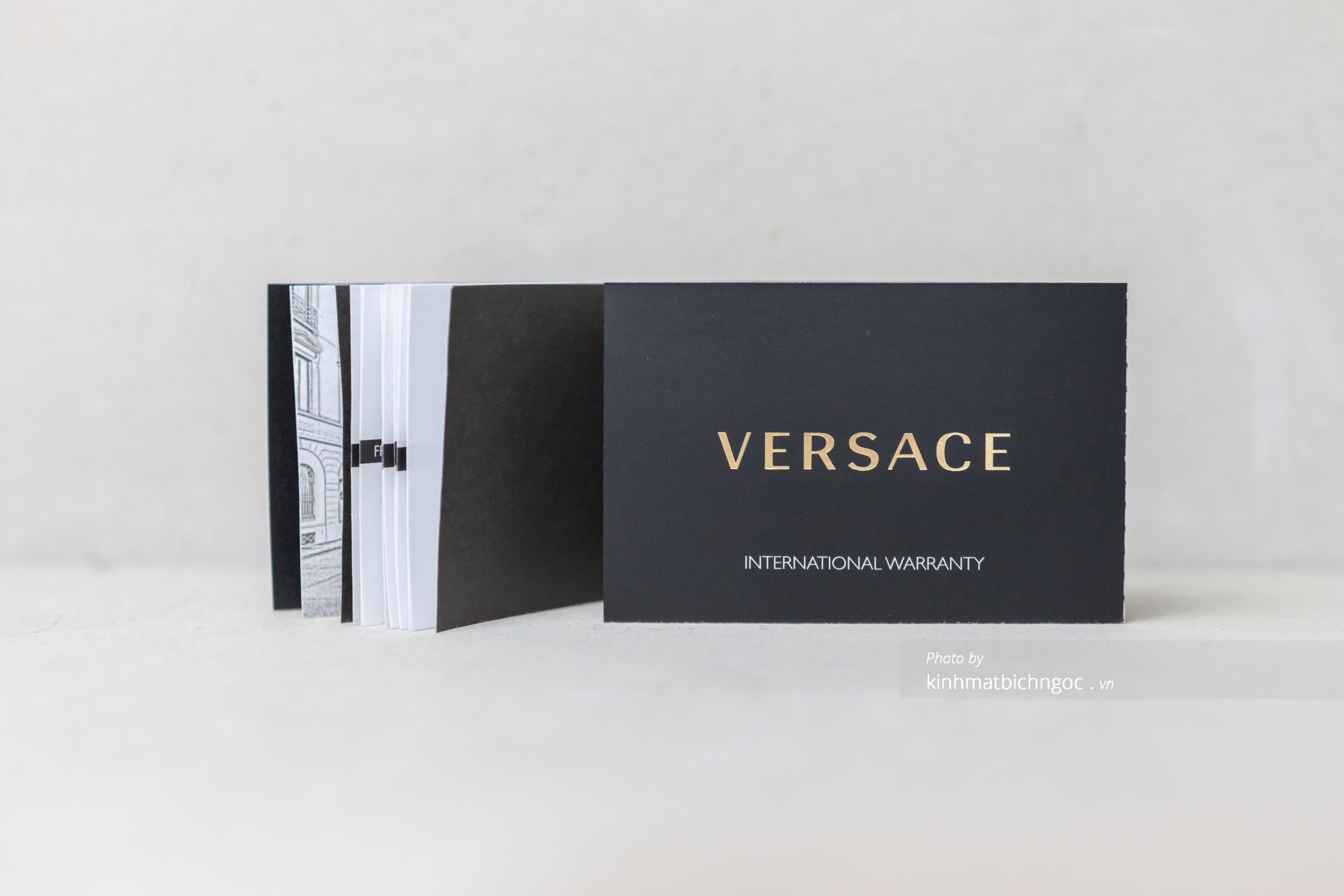 Sổ tay giới thiệu thương hiệu kính Versace và các bộ sưu tập