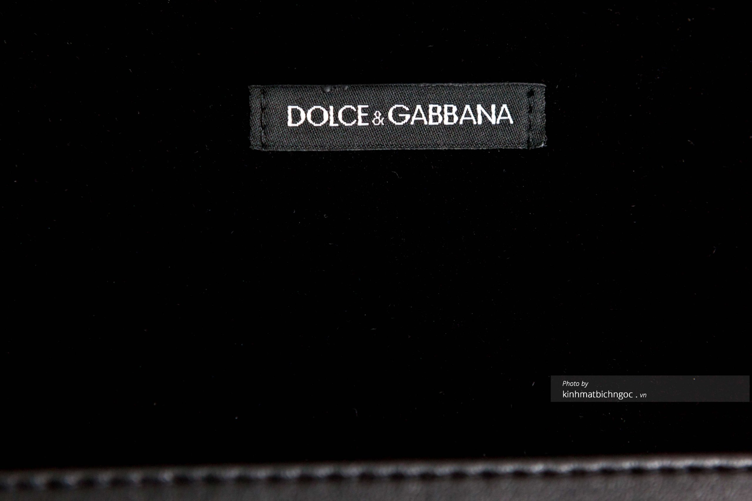 Lớp nhung bên trong hộp kính Dolce Gabbana