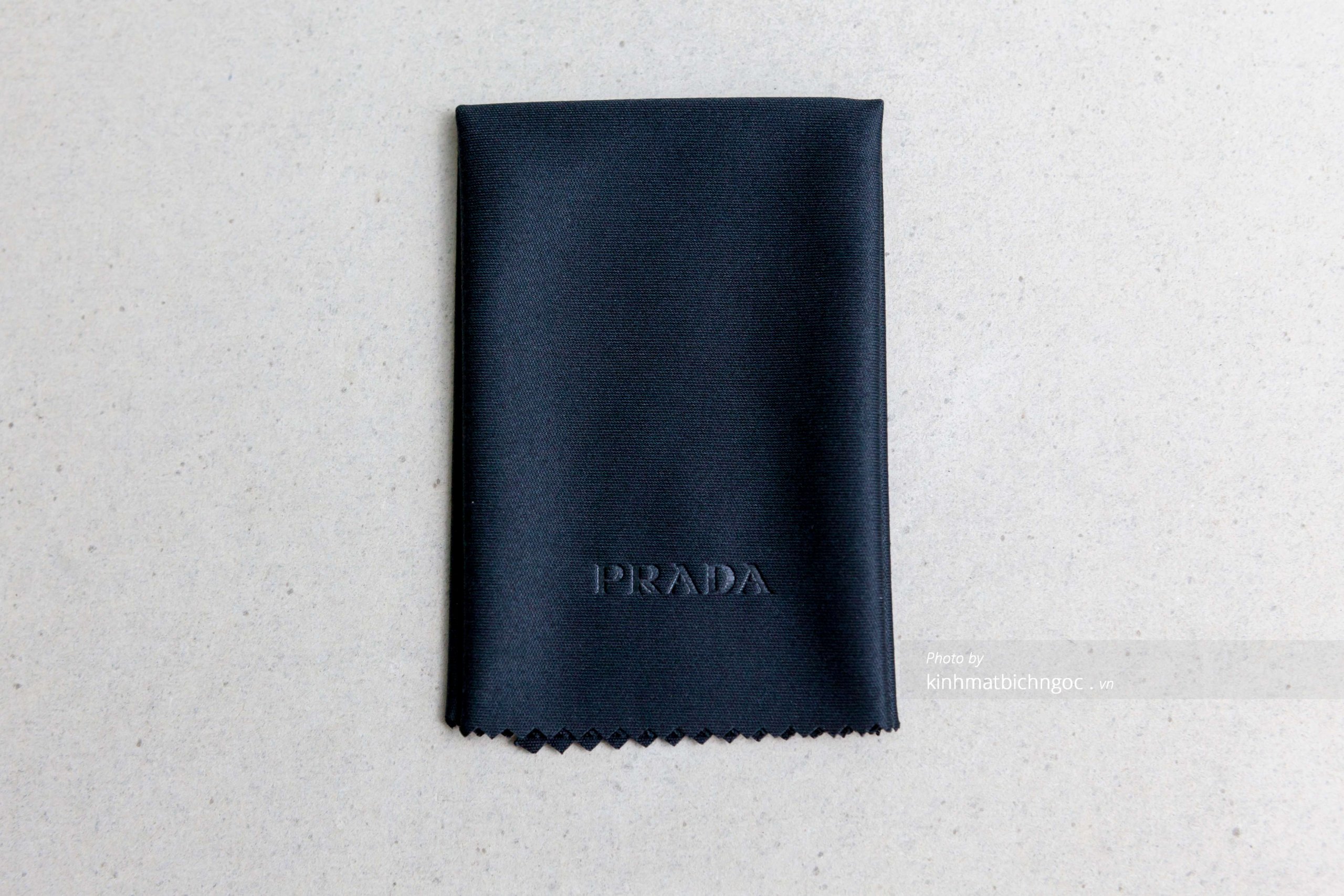 Phân biệt kính Prada thật giả qua khăn lau kính