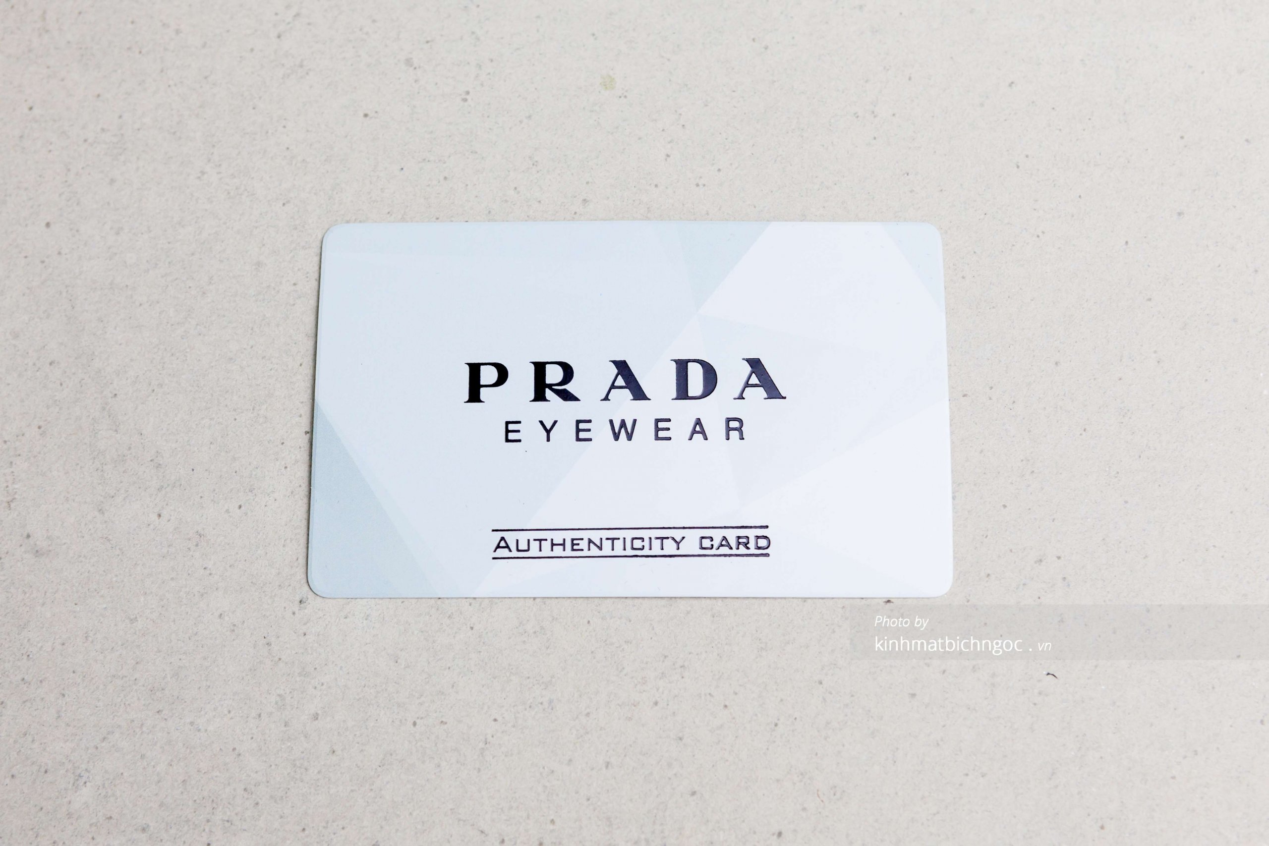 Phân biệt kính Prada thật giả qua thẻ bảo hành chính hãng 