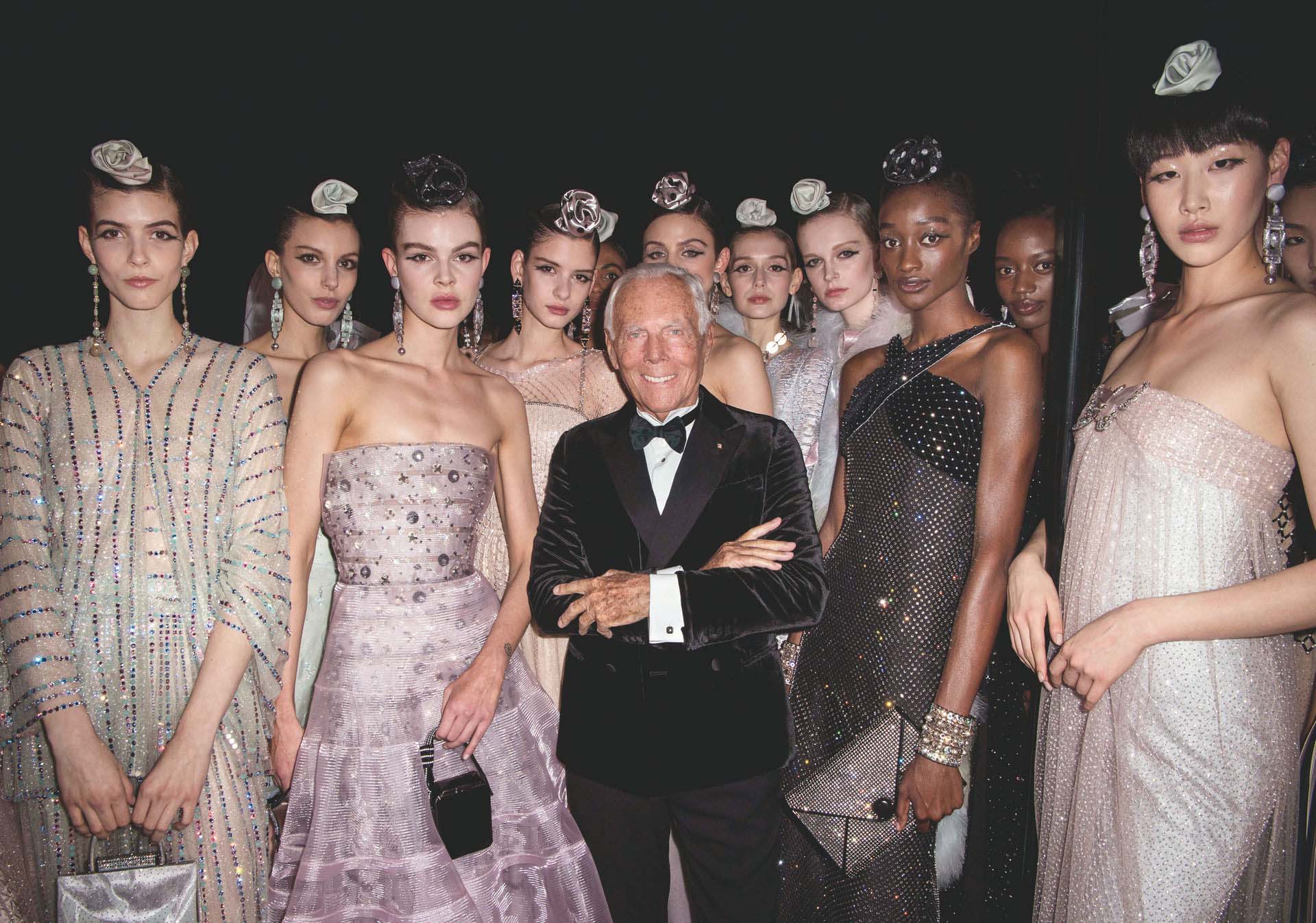 Giorgio Armani và các người mẫu chụp lưu niệm 