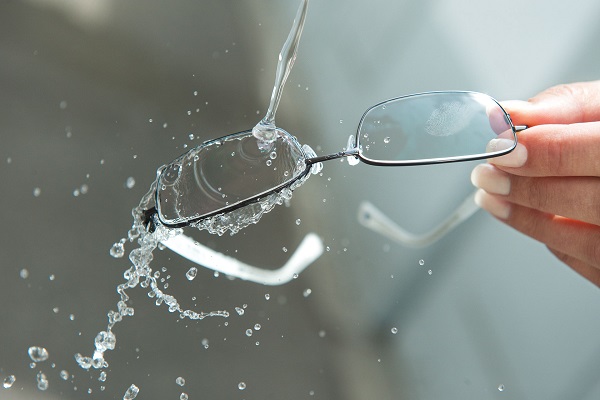 Nhận biết tròng kính Zeiss chính hãng qua trạng thái nước đọng trên mắt kính