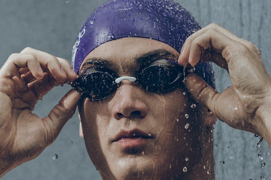 Đeo kính khi đi bơi sẽ giúp mắt được bảo vệ tốt nhất 