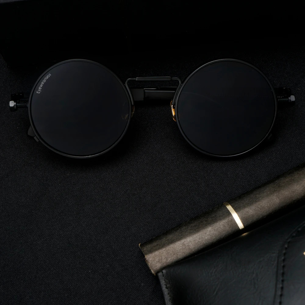 Với gam màu đen tuyền lịch lãm và cá tính, chiếc kính đen đang trở thành item được săn đón nhất bởi những người ưa thích phong cách thời trang hiện đại. Xem ngay hình ảnh liên quan để cập nhật xu hướng thời trang mới nhất nhé!